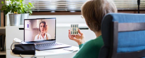 Conceito Telemedicina Mulher Idosa Falando Com Seu Médico Line Tomando — Fotografia de Stock