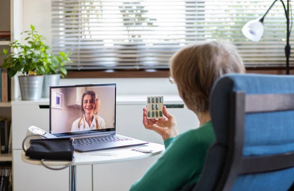 Telemedizinkonzept Ältere Frau Spricht Online Mit Ihrem Arzt Und Nimmt — Stockfoto