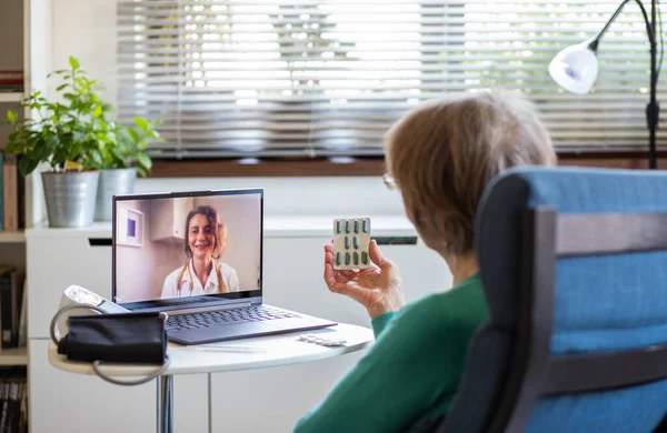 Conceito Telemedicina Mulher Idosa Falando Com Seu Médico Line Tomando — Fotografia de Stock