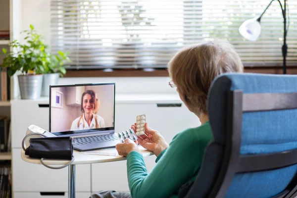 Conceito Telemedicina Mulher Idosa Falando Com Seu Médico Line Tomando — Fotografia de Stock