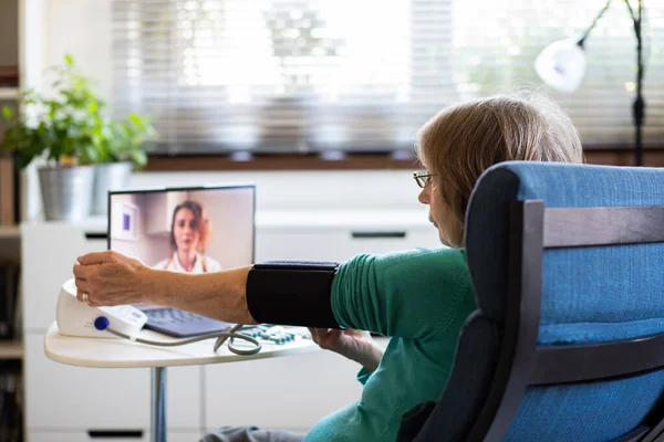 Conceito Telemedicina Mulher Idosa Falando Com Seu Médico Line Tomando — Fotografia de Stock