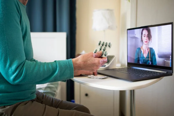 Telemedicin Koncept Äldre Kvinna Talar Med Sin Läkare Nätet Och — Stockfoto