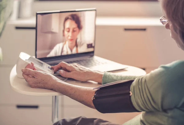 Conceito Telemedicina Mulher Idosa Falando Com Seu Médico Line Tomando — Fotografia de Stock