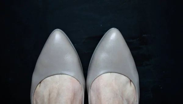 Top View Female Feet Wearing Pumps Black Background — Stock Photo, Image