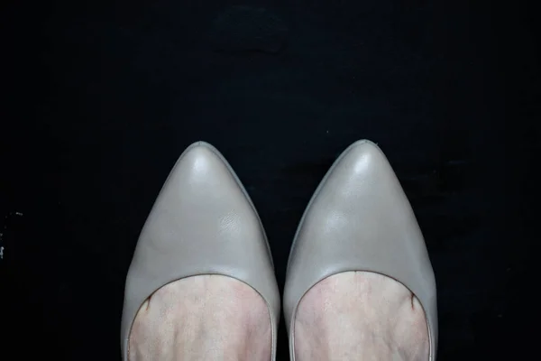 Вид Зверху Жіночі Ноги Насосах Чорному Тлі — стокове фото