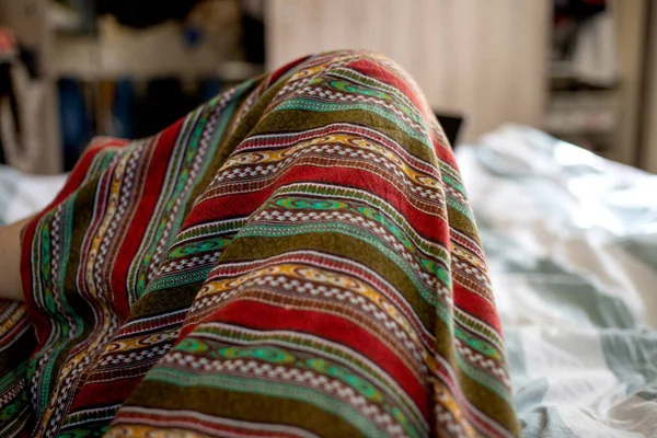 Γυναικεία Πόδια Που Αναπαύονται Στο Κρεβάτι — Φωτογραφία Αρχείου