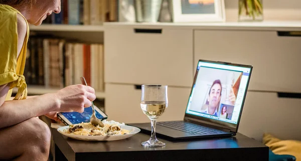 Vídeo Online Namoro Casal Conversando Casa — Fotografia de Stock