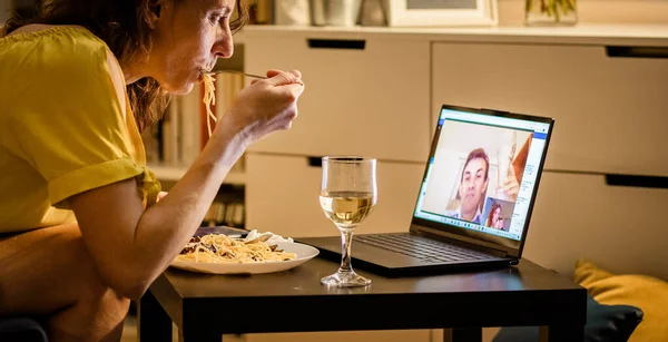 Vídeo Online Namoro Casal Conversando Casa — Fotografia de Stock