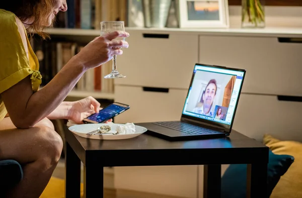 Vídeo Online Namoro Casal Conversando Casa — Fotografia de Stock