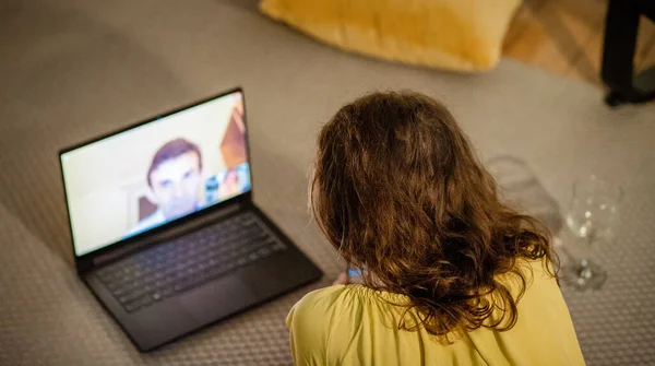 Vídeo Online Namoro Casal Conversando Casa — Fotografia de Stock