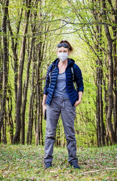 Женщина Медицинской Маске Зеленом Лесу — стоковое фото