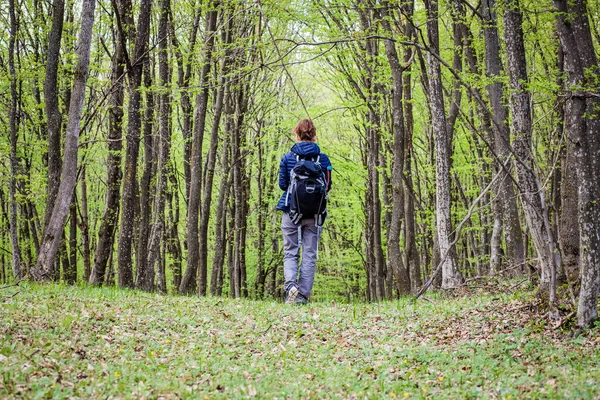 Donna Trekking Sola Nel Verde Della Foresta — Foto Stock