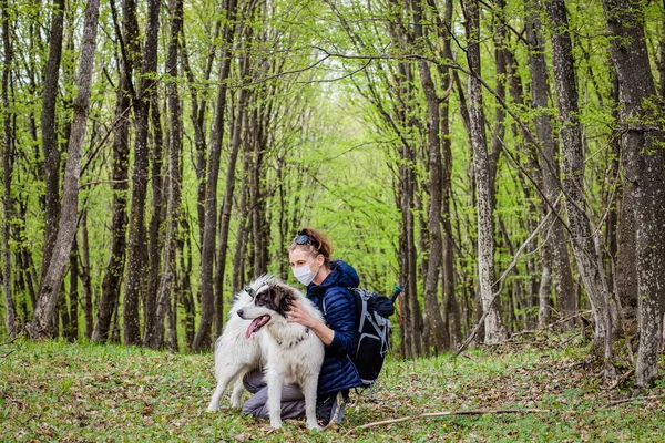 Donna Con Suo Cane Indossando Maschera Medica Nella Foresta Verde — Foto Stock