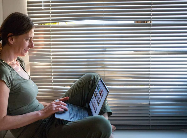 Covid Evde Kal Kadın Kendini Evde Yalnız Bırak Bilgisayar Başında — Stok fotoğraf