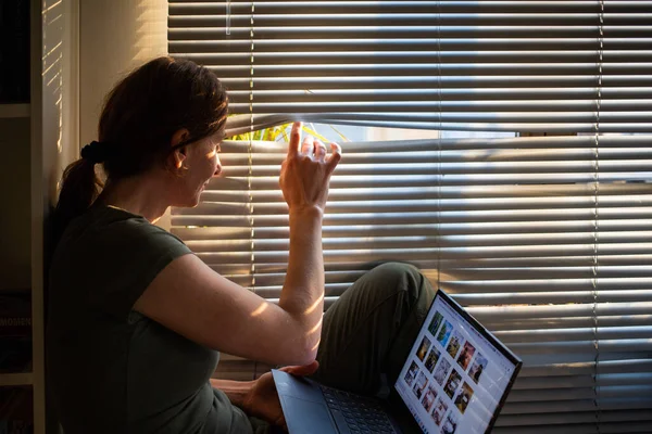 Covid Cuarentena Salud Mental Mujer Auto Aislado Casa Pensativo Mirando — Foto de Stock