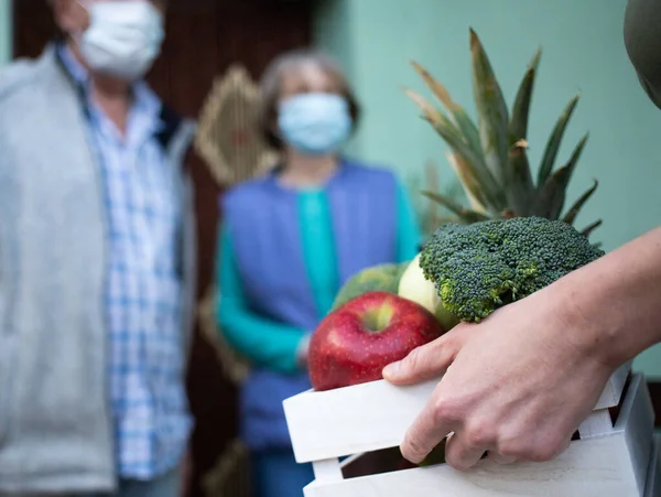 Covid Restez Maison Fournir Approvisionnement Alimentaire Aux Personnes Âgées — Photo