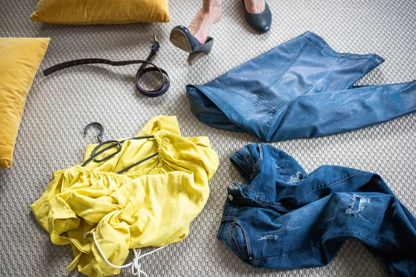 Pezzi Gialli Blu Vestiti Sul Pavimento Donna Spogliarsi — Foto Stock