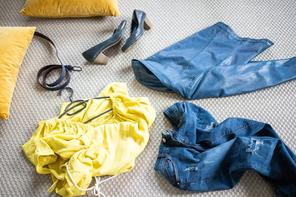 Żółty Niebieski Kawałki Ubrań Podłodze Kobieta Rozbieranie — Zdjęcie stockowe
