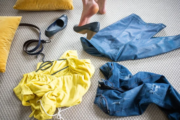 Yellow Blue Pieces Clothes Floor Woman Undressing — Stock Photo, Image