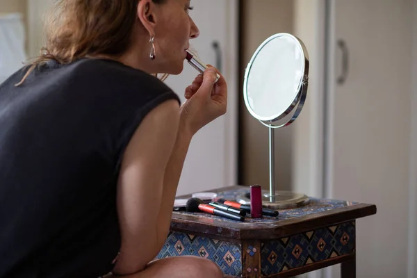 Woman Applying Makeup Focus Lipstick — Stock Photo, Image