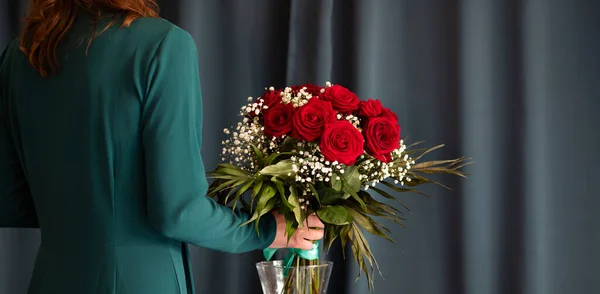 Жінка Тримає Букет Червоних Троянд Символ Любові — стокове фото