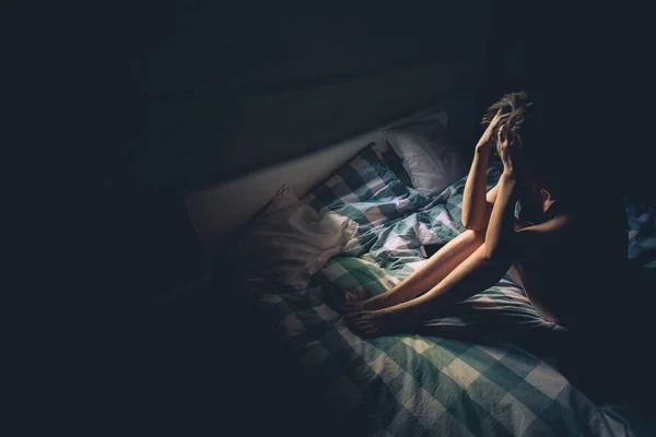 Καταθλιπτική Γυναίκα Στο Κρεβάτι Κρατώντας Κεφάλι Της Σκοτεινή Κυκλοθυμική Εικόνα — Φωτογραφία Αρχείου