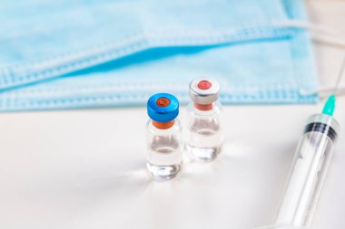 Aşı ve tıbbi şırıngayı kapatın.