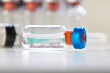 Aşı ve tıbbi şırıngayı kapatın.