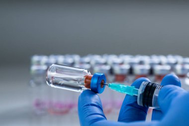 Aşı ve tıbbi şırıngayı kapatın.