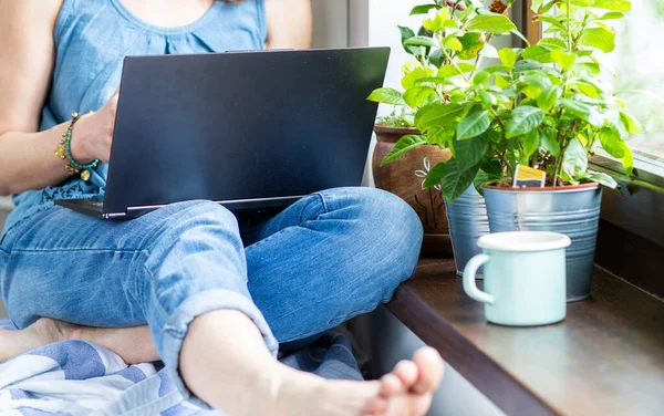 Gelukkig Vrouw Werken Een Laptop Van Huis Door Venster Home — Stockfoto