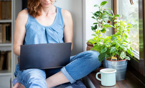 Mulher Feliz Que Trabalha Laptop Casa Pelo Escritório Home Janela — Fotografia de Stock