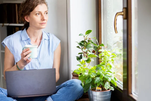 Pensive Vrouw Werken Vanuit Huis Kijken Uit Raam Denken Toekomst — Stockfoto