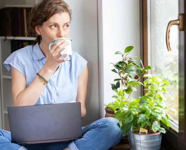 Mulher Feliz Que Trabalha Laptop Casa Pelo Escritório Home Janela — Fotografia de Stock