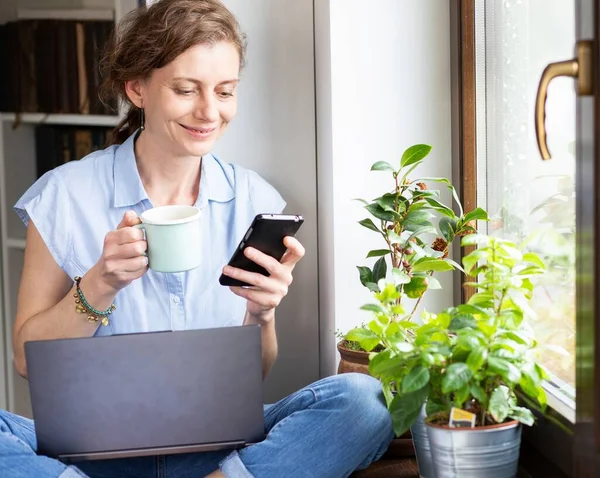 Mulher Feliz Que Trabalha Laptop Casa Pelo Escritório Home Janela — Fotografia de Stock