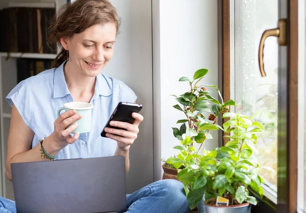 Gelukkig Vrouw Werken Een Laptop Van Huis Door Venster Home — Stockfoto