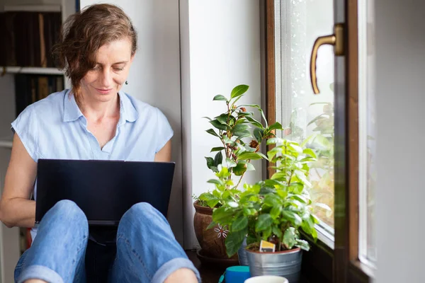 Mulher Feliz Que Trabalha Laptop Casa Pelo Escritório Home Janela — Fotografia de Stock