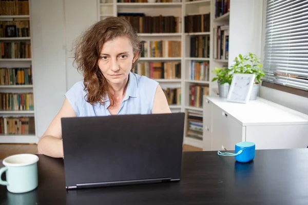 Mulher Feliz Trabalhando Laptop Escritório Casa — Fotografia de Stock