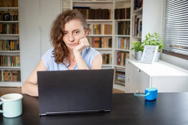 Mulher Feliz Trabalhando Laptop Escritório Casa — Fotografia de Stock