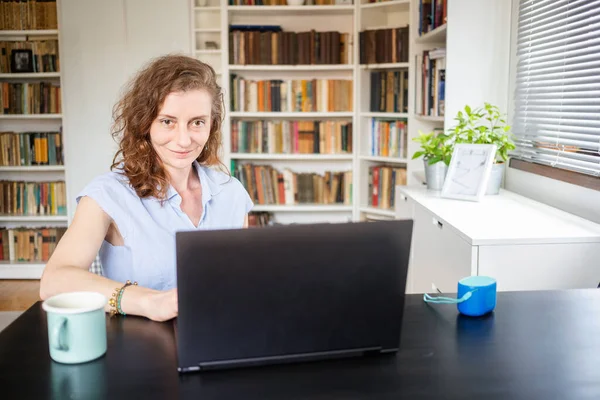 Mulher Feliz Trabalhando Laptop Escritório Casa — Fotografia de Stock