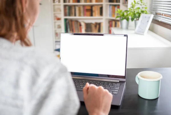 Lycklig Kvinna Som Arbetar Laptop Hemmakontoret — Stockfoto