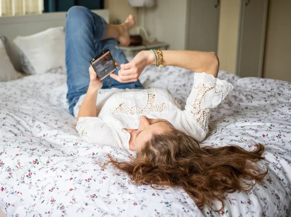Felice Donna Rilassata Utilizzando Smartphone Letto Connettersi Socialmente — Foto Stock