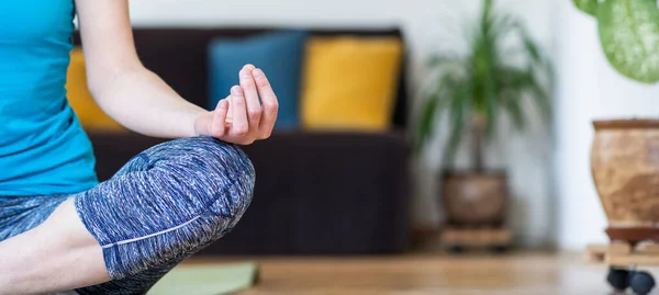 Kvinna Som Gör Yoga Hemma — Stockfoto