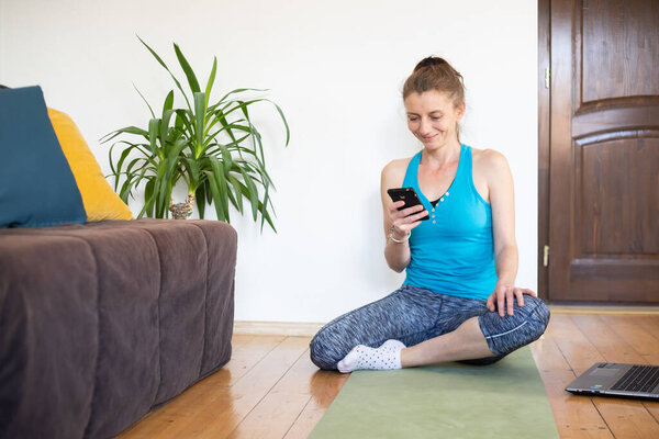 Женщина, занимающаяся йогой дома 