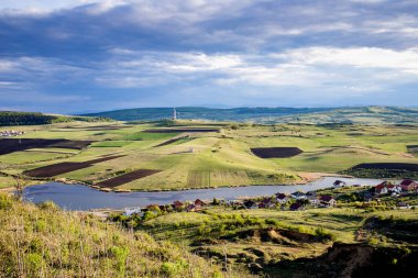 Göllü ve köylü yaz manzarası