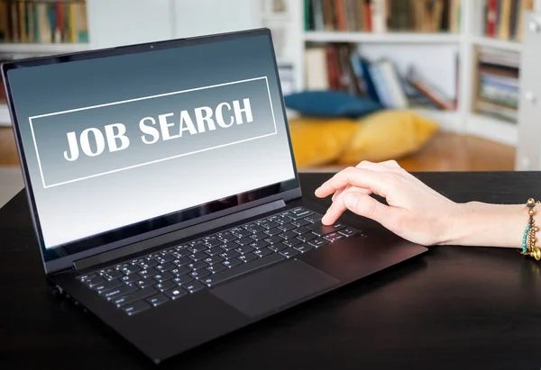 Vrouw Zoek Naar Een Baan Job Zoeken Laptop Smartphone Scherm — Stockfoto