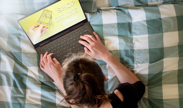 Bilgisayarı Olan Çevrimiçi Alışveriş Kadını — Stok fotoğraf