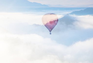 Sıcak hava balonu ve sisli orman özgürlüğü ve doğa kavramının iki katına çıkarılması.