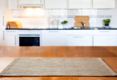 Mutfak içi ve masa arkaplanı bulanık