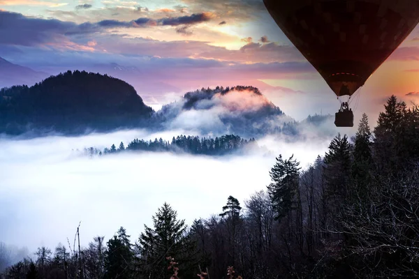 Panorama Del Increíble Amanecer Brumoso Sobre Las Montañas — Foto de Stock