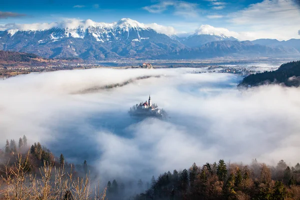 Bled Blejsko Jezero 호수의 놀라운 파노라마가 안개낀 아침에 마리아의 교회와 — 스톡 사진